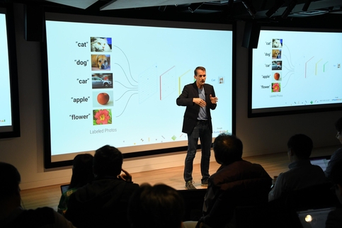 제프 딘 구글 시니어 펠로우가 2017년 11월 28일 일본 도쿄에서 열린 ‘메이드 위드 AI(#MadeWithAI)’ 행사에서 강연하고 있다. /구글