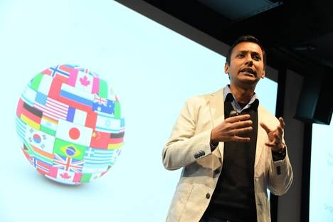 프라비어 굽타 구글 어시스턴트 팀 엔지니어 총괄이 2017년 11월 28일 일본 도쿄에서 열린 ‘메이드 위드 AI(#MadeWithAI)’ 행사에서 강연하고 있다. /구글