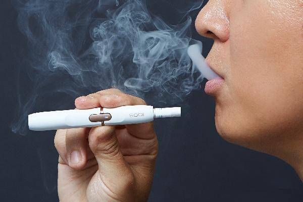 아이코스 등 궐련형 전자담배 역시 간접흡연 위험이 적지 않은 것으로 조사됐다./사진=헬스조선DB