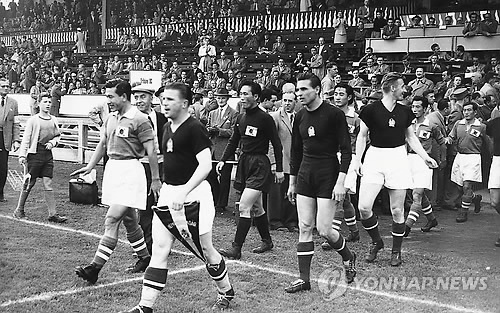 1954년 한국의 월드컵 본선 첫 경기 헝가리전 출전 모습[연합뉴스 자료사진]