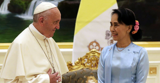 미얀마의 사실상 지도자 아웅산 수 치(오른쪽)와 만난 프란치스코 교황. [EPA=연합뉴스]