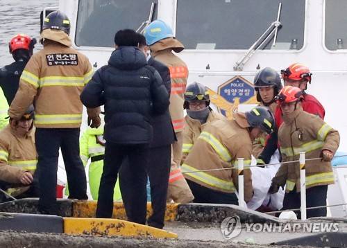 수습되는 낚싯배 전복 희생자들 (인천=연합뉴스) 윤태현 기자 = 3일 오전 인천시 옹진군 영흥면 진두선착장에서 구조대원들이 영흥대교 인근 해상에서 발생한 낚싯배 전복사고 희생자들을 수습하고 있다. 2017.12.3 tomatoyoon@yna.co.kr