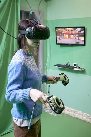 이로사 객원기자가 브이아르 체험을 하고 있다. 브이아르 게임은 색다른 놀이로 20~30대들에게 인기가 많다. 사진 임경빈