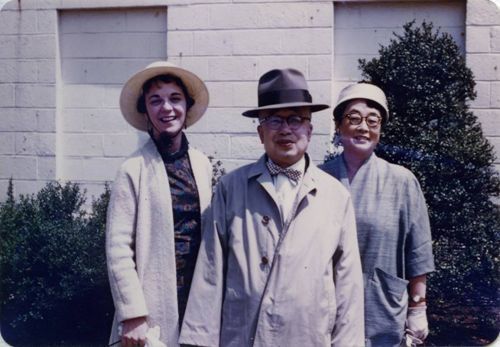시부모인 영친왕 내외와 함께 사진촬영한 줄리아 리. 왼쪽부터 줄리아, 영친왕, 이방자 여사.