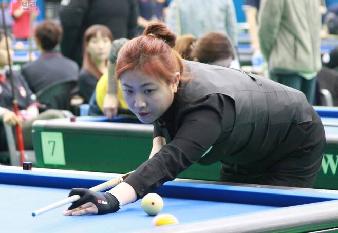 김민아가 "2017 대한체육회장배 전국당구대회" 3쿠션 여성부에서 2년 4개월만에 국내대회 우승을 차지했다. 결승전에서 김민아가 샷을 한 후 공의 진행을 보고 있다.