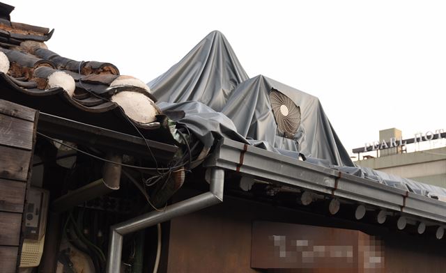 瓦屋根に置かれたエアコン室外機は荷重と振動を発生させ、老朽化し​​た韓屋構造に負担をかけることができる。
