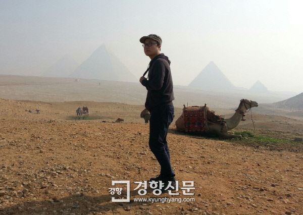 2014년 이집트 여행 중 찍은 사진. 멀리 배경엔 피라미드들이 서있는 것이 보인다. 박순찬 화백은 이집트 여행이 고양이와의 만남 외에도 작품에 많은 영향을 미쳤다고 말했다. /사진제공: 박순찬 화백
