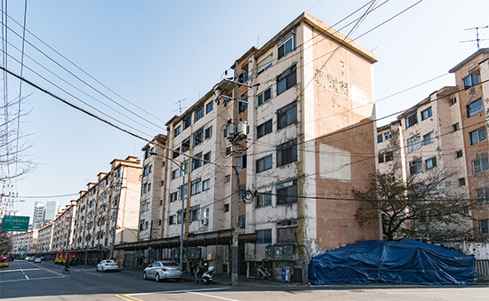 1974년 입주한 서울 관악구 신림동 ‘강남아파트’는 안전등급 ‘D’를 받고도 15년가량 재건축 사업이 지연됐다.