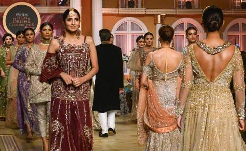 워킹 선보이는 파키스탄 모델들 (라호르 AP=연합뉴스) 9일(현지시간) 파키스탄 북동부 도시 라호르에서 열린 팬틴 험 신부 예복 패션쇼(Pantene Hum Bridal Couture Week)에서 모델들이 다양한 의상을 소개하고 있다.