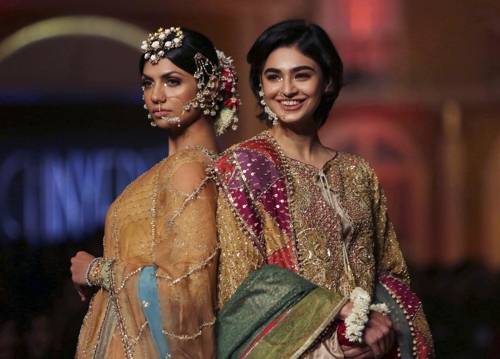 파키스탄 신부 예복 (라호르 AP=연합뉴스) 9일(현지시간) 파키스탄 북동부 도시 라호르에서 열린 팬틴 험 신부 예복 패션쇼(Pantene Hum Bridal Couture Week)에서 모델들이 다양한 의상을 소개하고 있다.