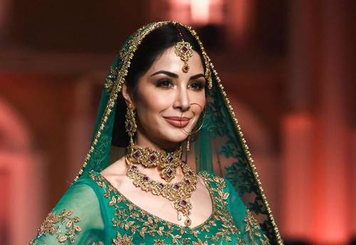 이슬람 국가 패션쇼 (라호르 AFP=연합뉴스) 9일(현지시간) 파키스탄 북동부 도시 라호르에서 열린 팬틴 험 신부 예복 패션쇼(Pantene Hum Bridal Couture Week)에서 한 모델이 의상을 선보이고 있다.