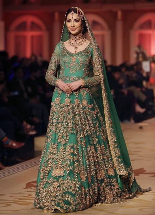 아름다운 신부 예복 (라호르 AFP=연합뉴스) 9일(현지시간) 파키스탄 북동부 도시 라호르에서 열린 팬틴 험 신부 예복 패션쇼(Pantene Hum Bridal Couture Week)에서 한 모델이 워킹을 하고 있다.