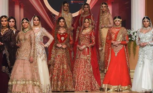 단체 포즈 (라호르 AFP=연합뉴스) 9일(현지시간) 파키스탄 북동부 도시 라호르에서 열린 팬틴 험 신부 예복 패션쇼(Pantene Hum Bridal Couture Week)에서 모델들이 다양한 의상을 소개하고 있다.