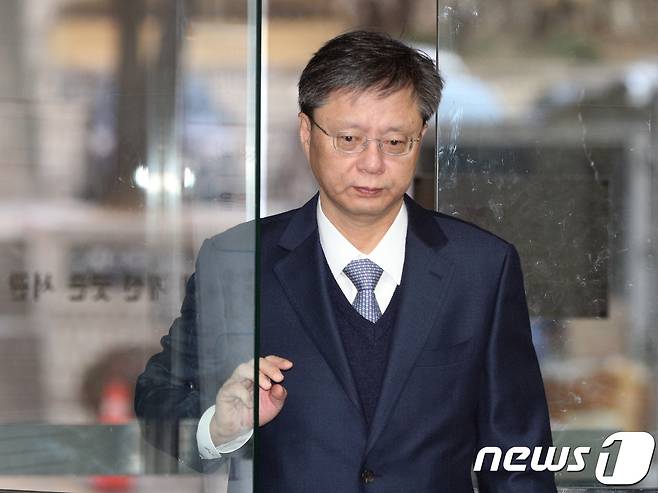 우병우 전 청와대 민정수석이 11일 오전 서울 서초구 서울중앙지법에서 열린 '국정농단 방조' 관련 직권남용권리행사방해 등 26회 공판에 출석하고 있다. 2017.12.11/뉴스1 © News1 신웅수 기자