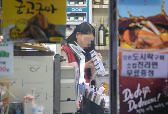 서울 종로구 한 편의점에서 직원이 근무하는 모습./ 사진=뉴스1