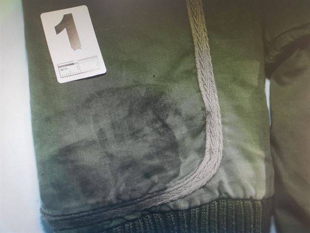 큰 아들의 상의 손목 부분에 묻은 연탄 검정. 큰 아들이 연탄화덕을 운반해 범행에 나선 증거로 쓰였으나 이 또한 작은 아들이 대신 입고 나가 조작한 증거였다. 전주 덕진경찰서 제공