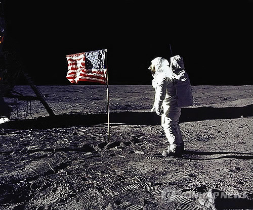 '1969년 달 탐사를 넘어…' (워싱턴DC AFP=연합뉴스) 도널드 트럼프 미국 대통령은 11일(현지시간) 화성 탐사를 목표로 달 유인탐사를 재개하는 행정지침에 서명했다. 트럼프 대통령은 이날 백악관에서 행정지침 서명식을 하고 "1972년 이후 처음으로 미국인 우주 비행사를 달로 돌려보내는 중요한 단계"라며 "크고 아름다운 별들 속에서 우리를 기다리는 가능성을 상상해 보라. 그것이 미국이 다시 하는 것이다. 우리는 큰 꿈을 꾸고 있다"고 강조했다. 사진은 지난 1969년 7월20일 미 달 탐사 우주선 아폴로 11호로 달에 발을 딛은 에드윈 E. 올드린이 성조기 앞에 선 모습.      bulls@yna.co.kr
