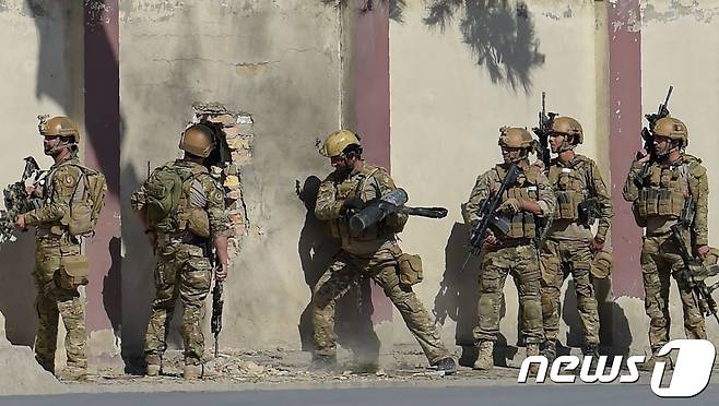 지난 11월 아프간군이 카불 방송국에 침입한 무장괴한을 진압하기 위해 대기 중이다. 해당 공격은 이슬람국가(IS)가 배후를 주장했다. © AFP=뉴스1