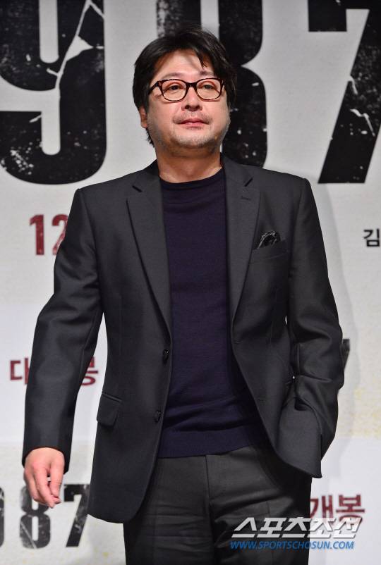 영화 '1987' 제작보고회가 22일 오전 서울 CGV압구정에서 열렸다. 제작보고회에서 김윤석이 포즈를 취하고 있다. '1987'은 1987년 1월, 스물두 살 대학생이 경찰 조사 도중 사망하고 사건의 진상이 은폐되자, 진실을 밝히기 위해 용기냈던 사람들의 가슴뛰는 이야기를 다룬 작품이다. 김경민 기자 kyungmin@sportschosun.com / 2017.11.22.