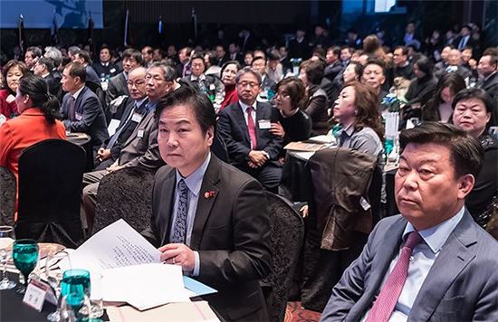 홍종학 중기부 장관(앞줄 왼쪽)과 박성택 중소기업중앙회 회장(앞줄 오른쪽)이 '2017 대한민국 중소기업인 대회'에 참석해 자리에 나란히 앉아 있다.
