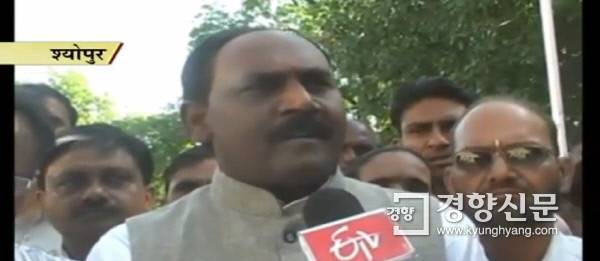 살인혐의로 인도 경찰의 추적을 받고 있는 인도 마디아프라데시주 행복부 장관 랄 싱 아리야. 유투브 화면 갈무리