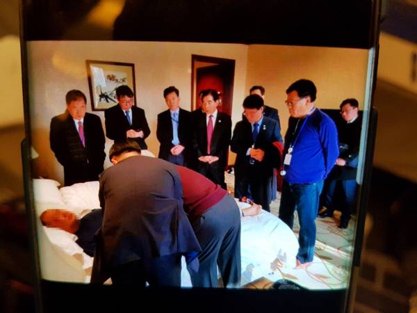 14일 문재인 대통령의 중국 국빈방문을 취재 중이던 ㄴ기자가 중국 경호원들에게 집단 폭행을 당해 병원으로 이송됐다. 청와대사진기자단