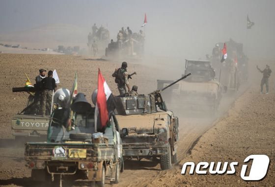 이라크 모술 남부에서 수니파 급진 무장세력 이슬람국가(IS) 격퇴 작전을 벌이고 있는 이라크 정부군. © AFP=뉴스1