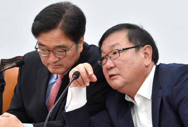 왼쪽부터 더불어민주당 우원식 원내대표, 김태년 정책위의장.
