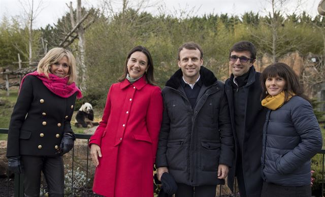 마흔 번째 생일을 맞아 프랑스 중부 루아르 지방의 샹보르 성 인근에 있는 동물원을 찾은 마크롱(가운데) 프랑스 대통령과 부인 브리짓 마크롱(맨 왼쪽) 여사. 다른 세 사람은 동물원 직원들이다. AP 연합뉴스