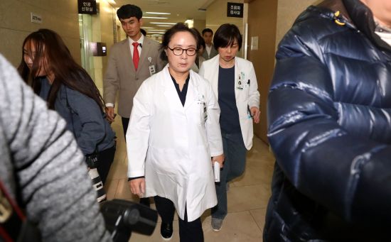 신생아 4명이 잇달아 숨지는 사고가 발생한 17일 오후 서울 양천구 이대목동병원에서 정혜원 이대목동병원장이 기자회견을 마친후 이동하고 있다. 사진=뉴시스