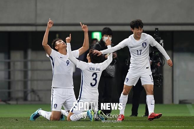 ▲ 김신욱(왼쪽)은 한일전에서 멀티 골을 넣으며 4-1 승리를 이끌었다.