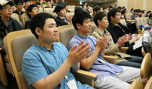 박수치는 남자간호사들 (서울=연합뉴스) 하사헌 기자 = 남자간호사 배출 50여년만에 만들어지는 남자간호사회 창립총회가 20일 오후 서울대학교 어린이병원 임상제1강의실에서 열려 참석한 남자 간호사와 간호대학생들이 박수치고 있다. 2013.4.20 toadboy@yna.co.kr