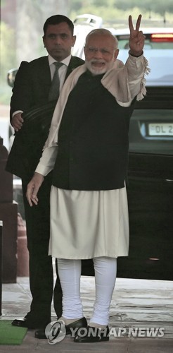 18일 인도 수도 뉴델리에서 나렌드라 모디 총리가 의회에 도착하며 손으로 '브이'를 그리고 있다.[AP=연합뉴스]