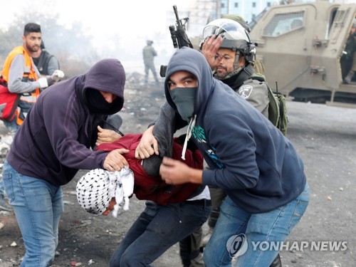 팔레스타인 시위대를 체포하는 이스라엘 잠복요원[로이터=연합뉴스자료사진]
