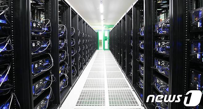 20일 오후 서울 양천구의 한 인터넷IDC(인터넷 데이터 센터)에서 가수 박정운씨가 연루된 2700억대 가상화폐 사기 관련 채굴기 판매 업체의 채굴기. 2017.12.20/뉴스1 © News1 이승배 기자