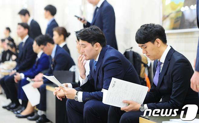 지난 5월25일 제주시 노형동 제주 한라대학교 컨벤션홀에서 열린 제주신화월드의 신규직원 채용행사에서 구직자들이 면접을 위해 대기하고 있다. 신화월드는 올해 하반기 1차 개장 전까지 호텔과 카지노, 테마파크, 경영지원 분야에서 근무할 신입사원 1260여명을 채용한다는 계획을 밝혔다. 2017.5.25/뉴스1 © News1 이석형 기자