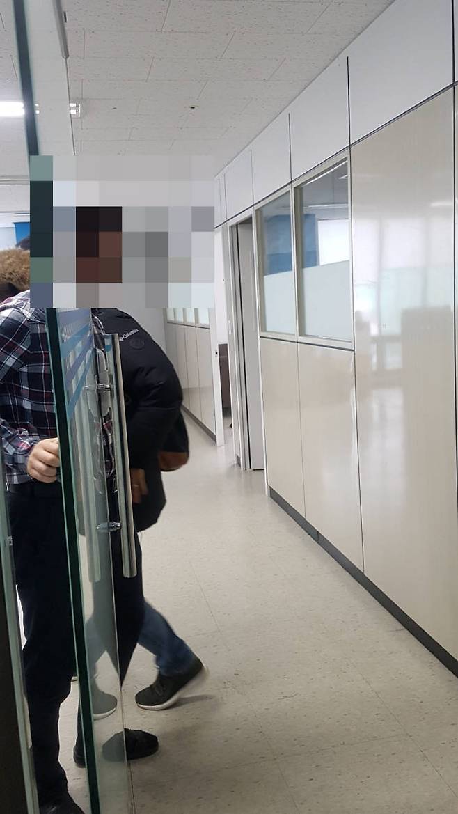 20일 오전 서울 강서구 '야피안' 사무실에서 유빗 관계자는 유빗 이용자와 직원, 경찰인 것을 확인하고 사무실로 들여보냈다.