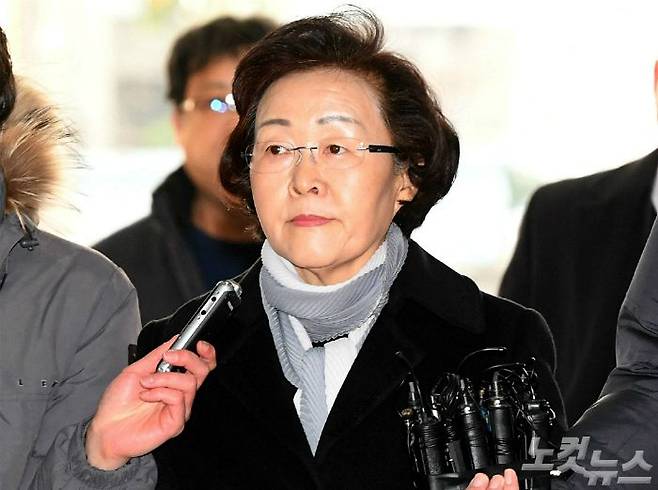 ‘횡령ㆍ취업청탁 혐의’ 를 받고 있는 신연희 강남구청장이 15일 오전 서울 중랑구 지능범죄수사대에 피의자 신분으로 출석하고 있다. (사진=황진환 기자)