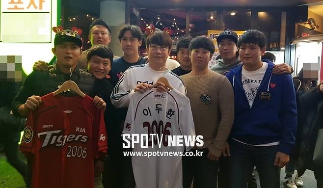 ▲ 20일 오후에 서울 강남구 논현동에 있는 한 호프집에서 KIA 타이거즈 투수 양현종을 포함한 2006년 쿠바 청소년야구대표팀에서 뛰었던 멤버들이 고(故) 이두환 선수를 기리는 '이두환 추모자선 일일호프'를 열었다. ⓒ 홍지수 기자