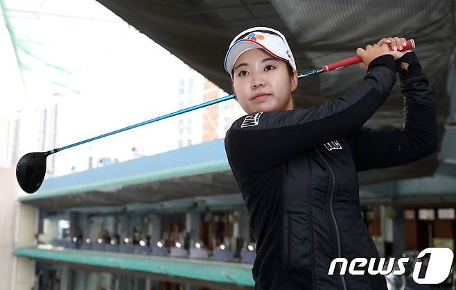 연습 스윙을 하고 있는 장은수. /뉴스1 © News1 박세연 기자