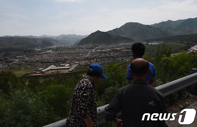 중국인 관광객들이 북부 지린성에서 바라본 북한 무산의 모습 © AFP=뉴스1