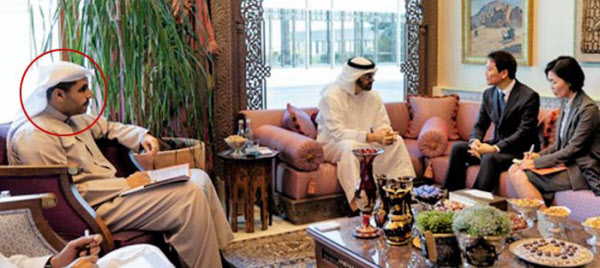 지난 10일(현지 시각) 아랍에미리트(UAE) 수도 아부다비의 대통령궁에서 임종석(오른쪽에서 둘째) 청와대 대통령 비서실장이 국정 총책임자인 무함마드 빈 자이드 알 나흐얀(왼쪽에서 둘째) UAE 왕세제와 칼둔 칼리파 알 무바라크(빨간 원) UAE 원자력공사(ENEC) 이사회 의장을 만나고 있다. 칼둔 의장은 2009년 한국이 수주한 UAE 원자력 발전소 건설 사업의 총책임자이다. /현지 소식통 제공