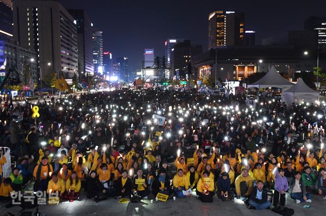 지난 10월 28일 서울 광화문에서 열린 촛불1주기 집회. 정치적 변곡점을 상징하는 촛불시위는 한국의 강렬한 도덕적 열정을 보여주는 시위로 평가받는다. 한국일보 자료사진