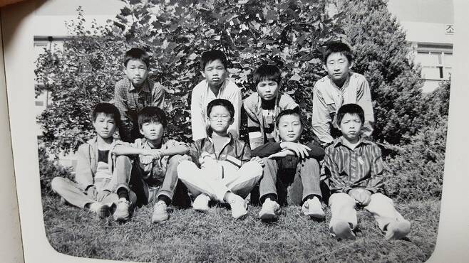 1987년 중학교 졸업 사진. 앞줄 맨 가운데 소년이 나다.