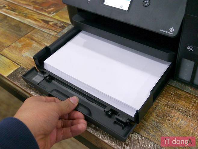 250매의 용지를 적재할 수 있는 하단 트레이