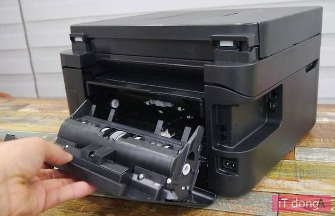 본체 후면의 패널은 분리가 가능