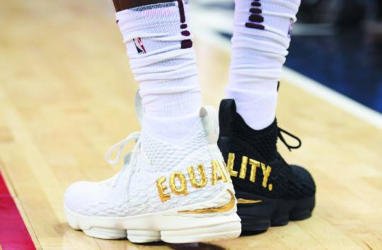 미국프로농구(NBA) 클리블랜드 캐벌리어스 르브론 제임스가 지난 18일(한국시간) 워싱턴 위저즈와의 경기에 신고 나온 농구화. 왼발은 흰색, 오른발은 검정색인 농구화 뒤에 ‘평등(Equality)’이라는 글자가 새겨져 있다. AP뉴시스
