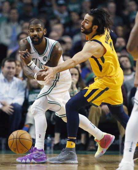 미국프로농구(NBA) 보스턴 셀틱스의 카이리 어빙(왼쪽)이 지난 16일(한국시간) 유타 재즈와의 경기에서 리키 루비오의 수비를 피해 공을 패스하고 있다. 어빙은 이날 왼발엔 보라색, 오른발엔 노랑·분홍색의 농구화를 신었다. AP뉴시스