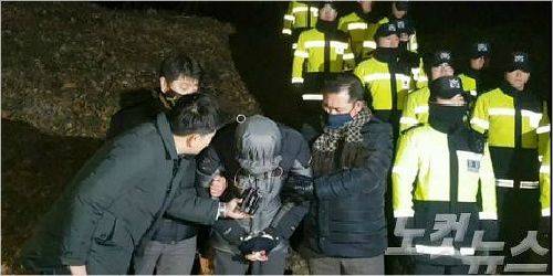 고준희 양의 시신이 발견된 29일 전북 군산시 내초동의 한 야산에서 친부 고모 씨가 고개를 숙인 채 취재진의 질문에 응하지 않고 있다. (사진=김민성 기자)