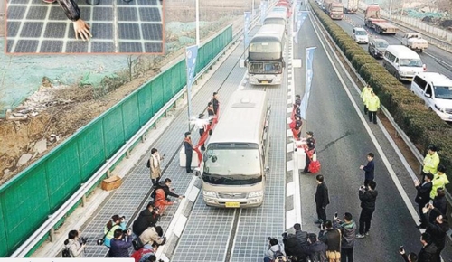 중국 산둥성 지난시에서 세계 최초로 개통한 태양광발전 고속도로 홍콩 명보 캡처